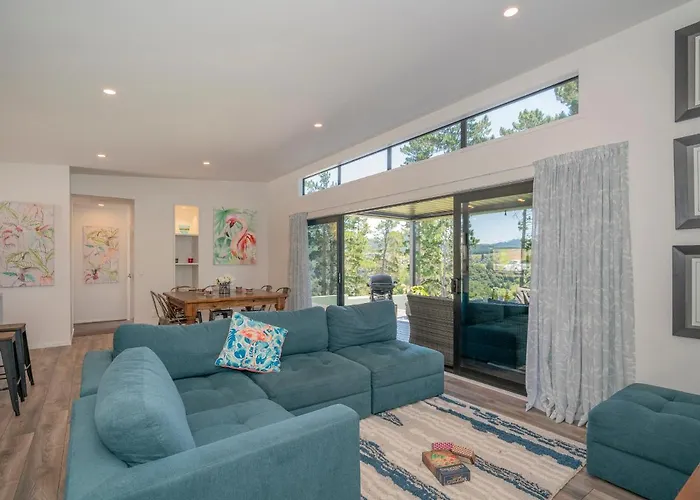 Treetop Bach - Whangamata Holiday Home