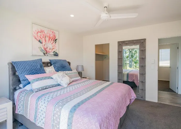 Treetop Bach - Whangamata Holiday Home